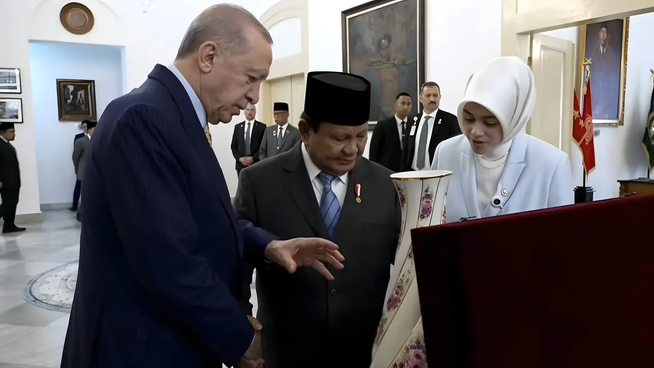 prabowo-dan-erdogan-bertukar-hadiah-unik-vas-bunga-dan-senapan-serbu