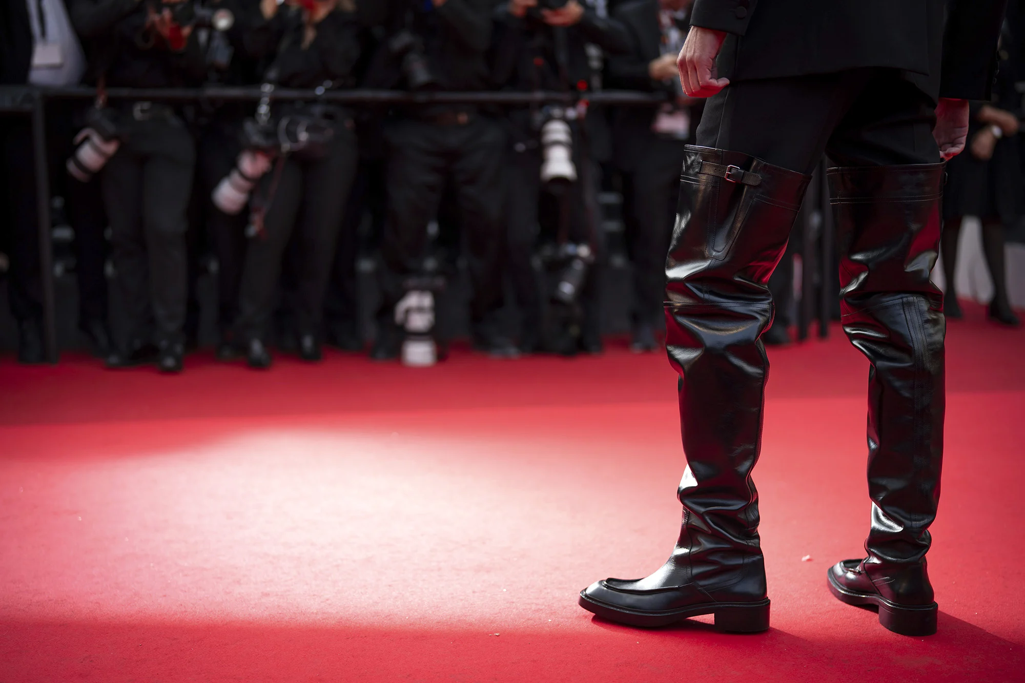 transformasi-gaya-alexander-skarsgard-tampil-berani-dengan-sepatu-bot-kulit-tinggi