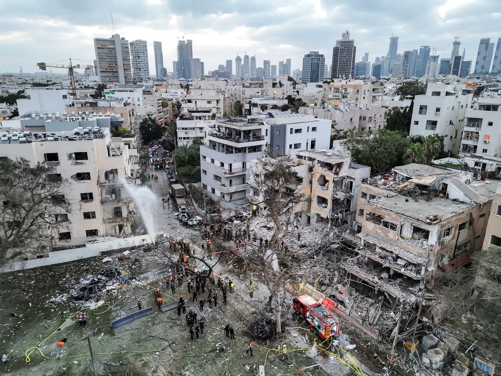 Rudal Balistik Iran Tembus Bunker Israel, Warga Marah